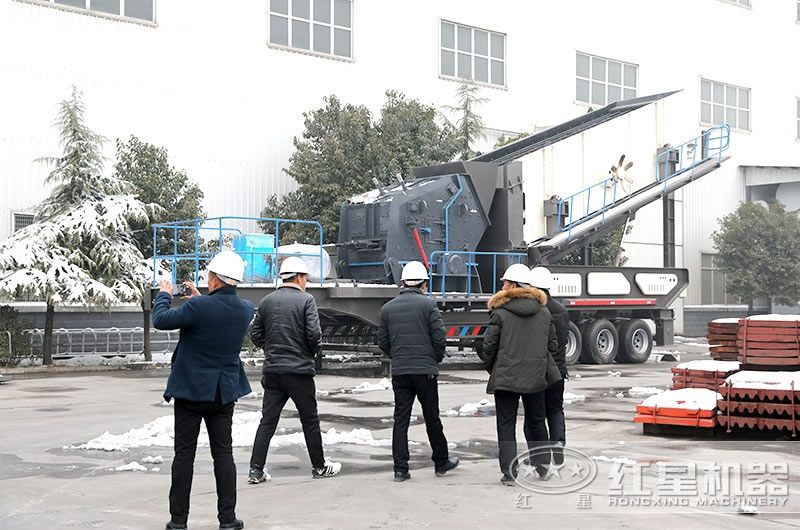 車載流動碎石機(jī)廠家價格實惠，客戶現(xiàn)場參觀